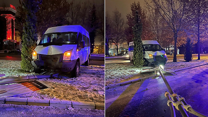 Elazığ'da bir minibüs elektrik direğine çarptı!