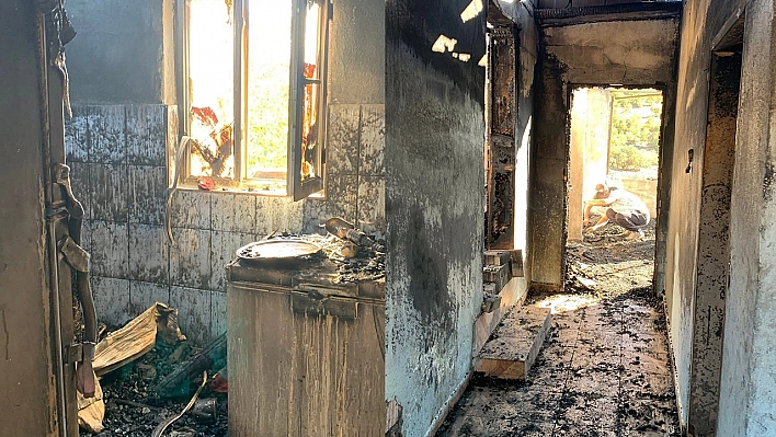 Elazığ'da bir ev yanarak kül oldu