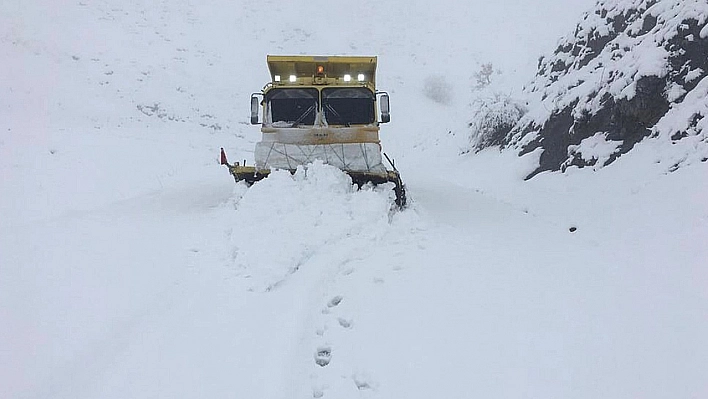 Elazığ'da bir gece ulaşıma kapanan köy yolu sayısı grenleri hayrete düşürdü