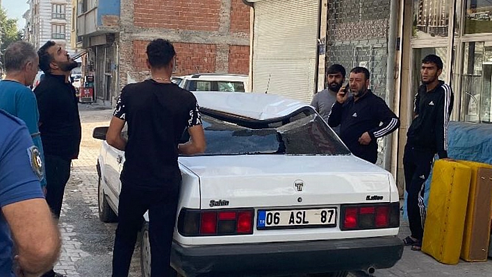 Elazığ'da bir genç deprem paniğiyle camdan atladı!