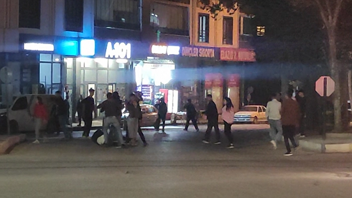 Elazığ'da bir grup genç kavga etti