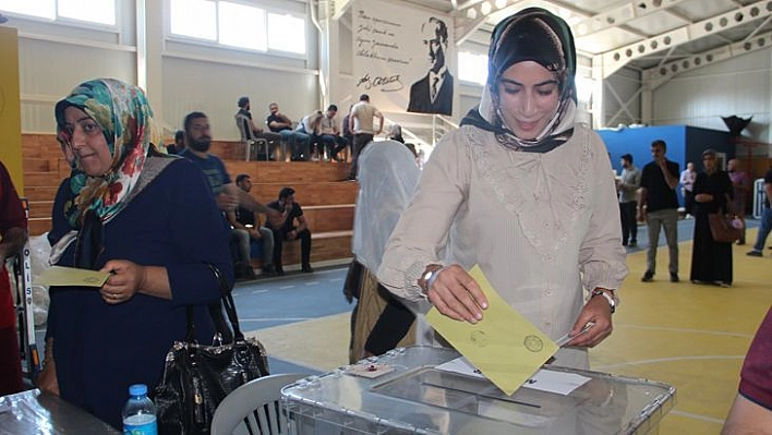 Elazığ'da Bir Mahalle Sandık Başına Gitti