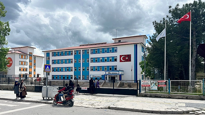 Elazığ'da Bir Öğretmen Öğrencisi Tarafından Bıçaklandı!