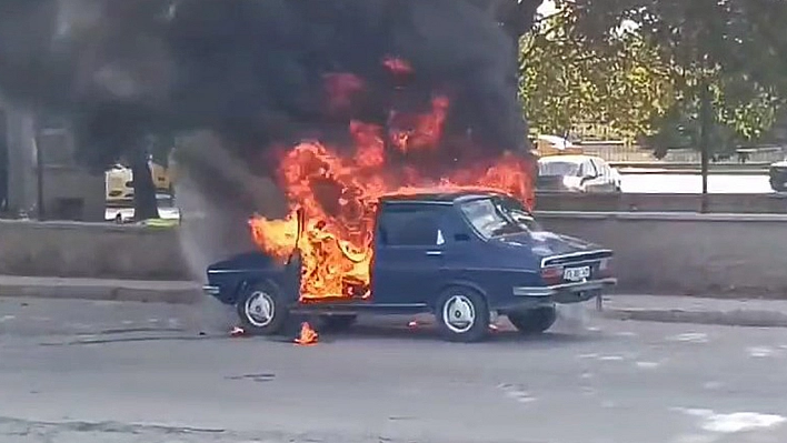 Elazığ'da Bir Otomobil, Seyir Halinde Alev Topuna Döndü!