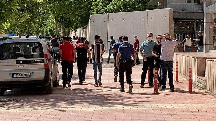 Elazığ'da polis merkezine tüfekle gelen şahıs ikna yöntemiyle gözaltına alındı