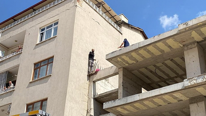 Elazığ'da bir şahıs dördüncü kattan atlamak istedi!