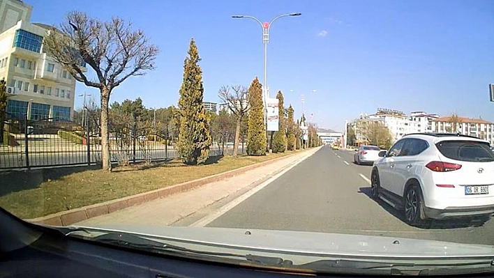 Elazığ'da bir sürücü hem kendi hayatını hem de trafiği tehlikeye attı!