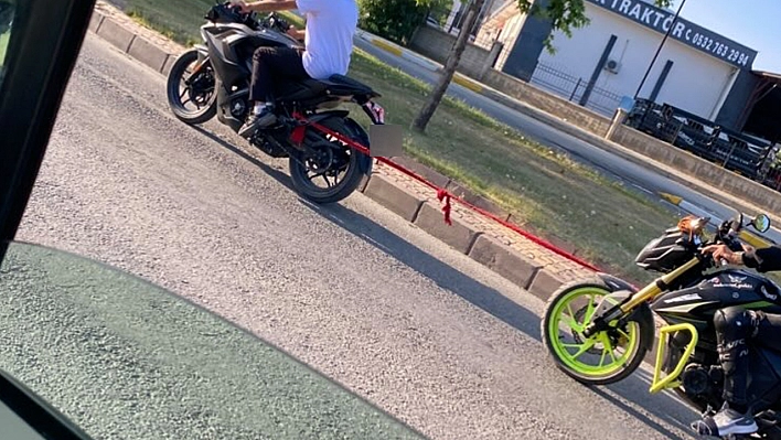 Elazığ'da bozulan motosikleti çekme çabası tehlike oluşturdu