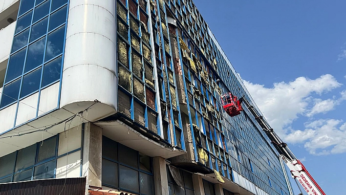 Elazığ'da Bu Binanın Yapımı Bir Dert Olmuştu, Yıkımı Ayrı Bir Dert