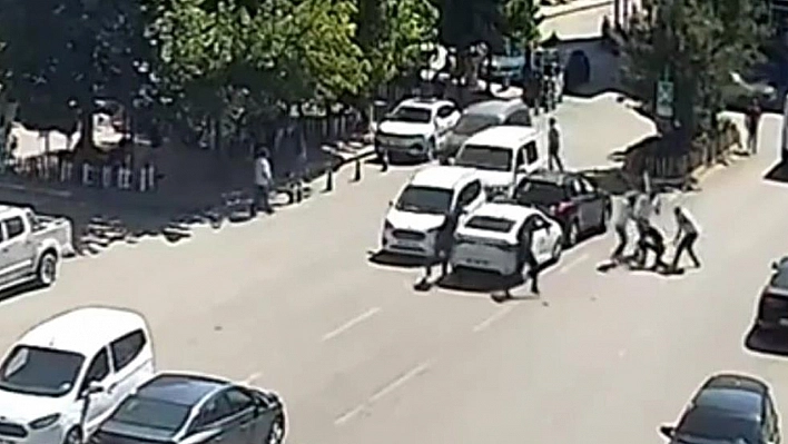 Elazığ'da cadde ortasında vahşet: Kiracıya 5 kişi saldırı
