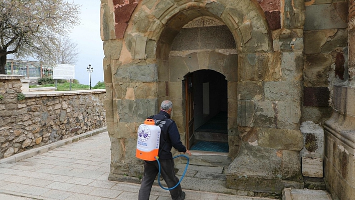 Elazığ'da Camiler ve Türbeler Gül Suyu İle Yıkanıyor