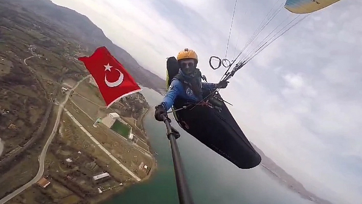 Elazığ'da Çanakkale zaferini göklerde kutladı