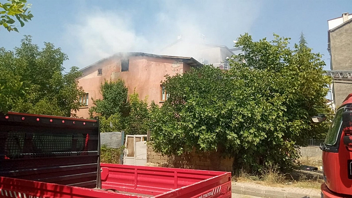 Elazığ'da Çatı Katında Çıkan Yangın Korkuttu