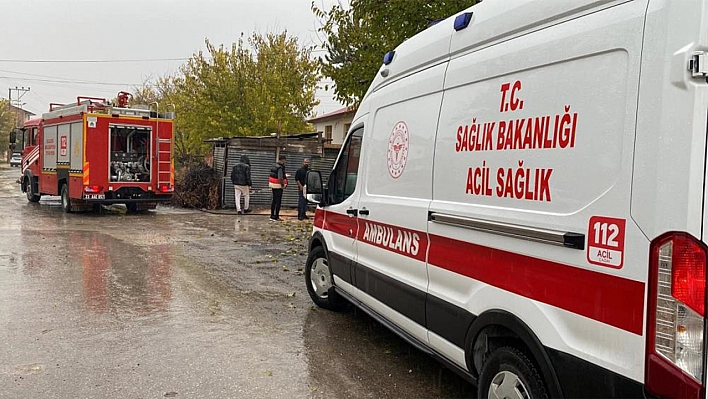 Elazığ'da çatı yangını: 1 kişi dumandan etkilendi