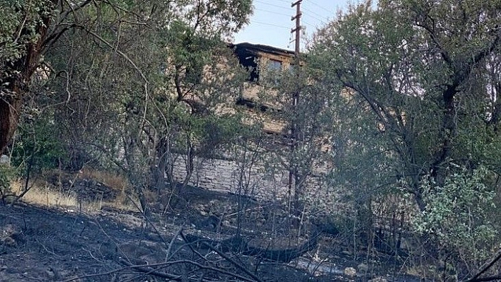 Elazığ'da çıkan yangında bir ev ve bahçeler zarar gördü