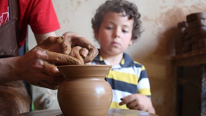 Elazığ'da Çömlekler Minik Ellerde Şekilleniyor