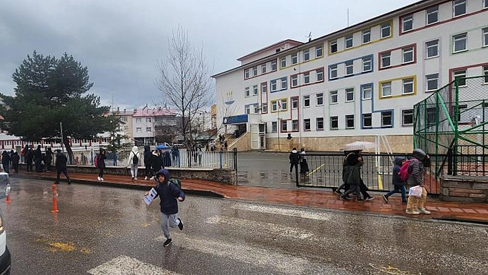 Elazığ'da da Hissedildi! Öğrenciler Tahliye Edildi