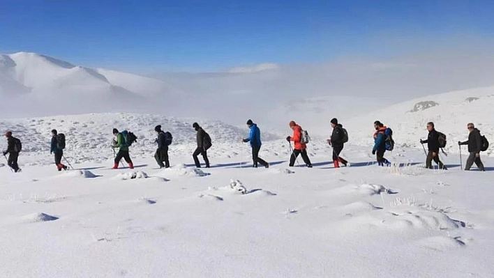 Elazığ'da dağcılar beyaza bürünen 2 bin 620 metre yüksekliğindeki Akdağ'a tırmandı