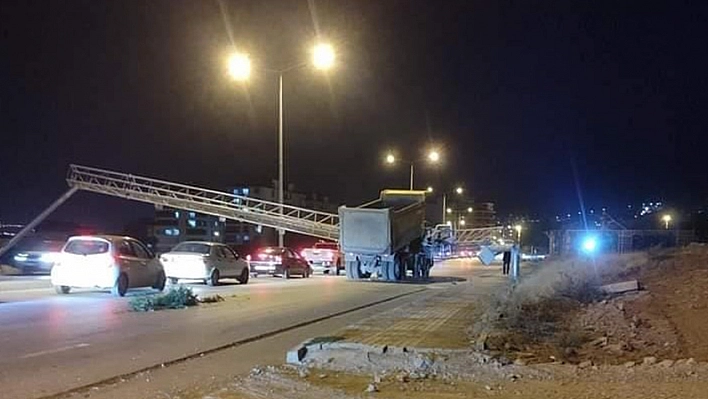 Elazığ'da damperi açık kamyon KGYS direğini devirdi