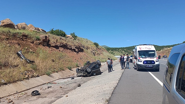 Elazığ'da Direksiyon Hakimiyetini Kaybeden Otomobil Takla Attı :1'i Ağır 3 Yaralı