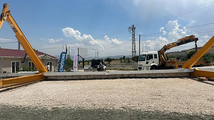 Elazığ'da Düşen Yıldırım 40 Tonluk Vinci Devirdi