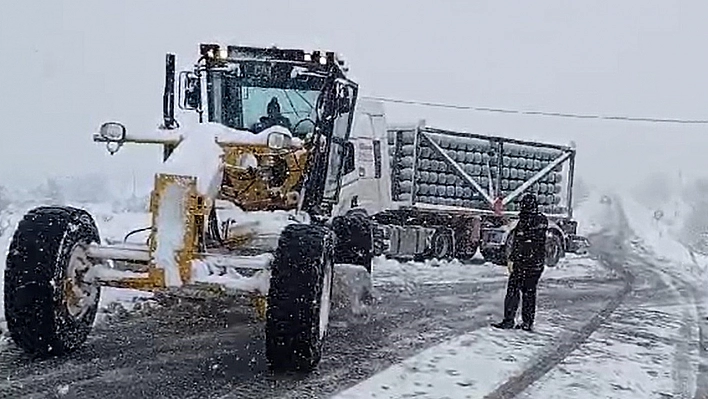 Elazığ'da ekipler yolda kalan tırları kurtardı