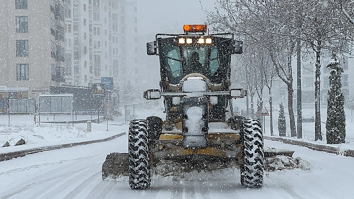 Elazığ'da ekiplerin karla mücadelesi devam ediyor