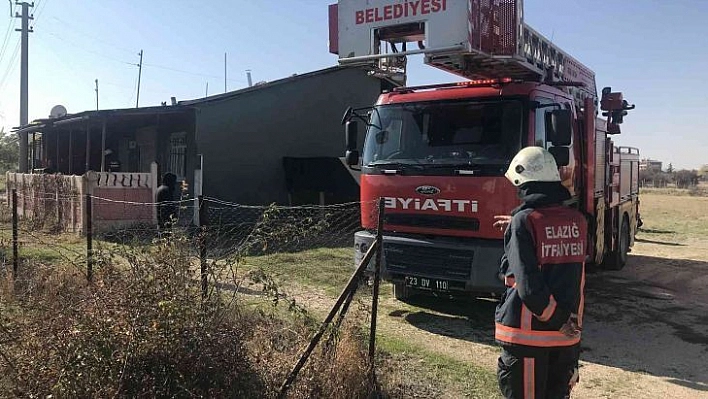 Elazığ'da Ev Yangını: 1 Kişi Dumandan Etkilendi