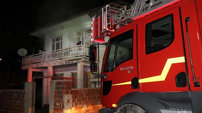 Elazığ'da Ev Yangınında 1 Kişi Dumandan Etkilendi