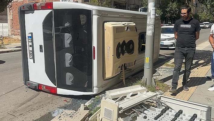 Elazığ'da facia: Kamyonet ile çarpışan yolcu minibüsü devrildi