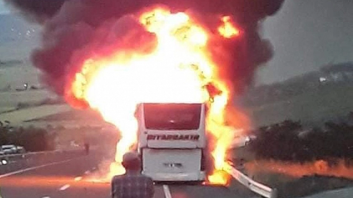 Elazığ'da Faciadan Dönüldü: Yolcu otobüsü Alev Topuna Döndü