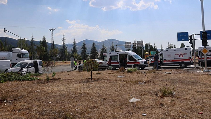 Elazığ'da feci kaza: 8 yaralı!