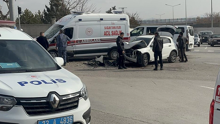 Elazığ'da feci kaza: Ambulans ile otomobil çarpıştı!