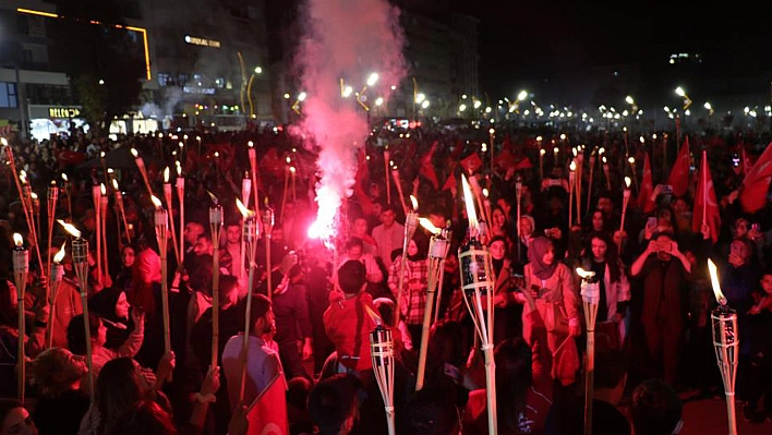 Elazığ'da Fener Alayı Geceyi Aydınlattı