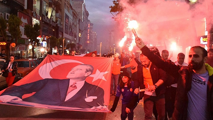 Elazığ'da Fener Alayı Renkli Görüntüler Oluşturdu