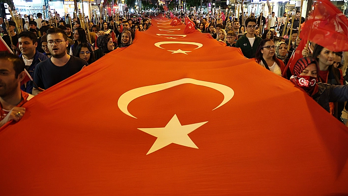 Elazığ'da fener alayı renkli görüntüler oluşturdu