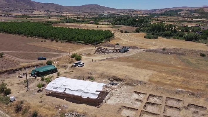 Elazığ'da fidan dikerken 1700 yıllık sır ortaya çıktı! Arkeologlar şoke oldu