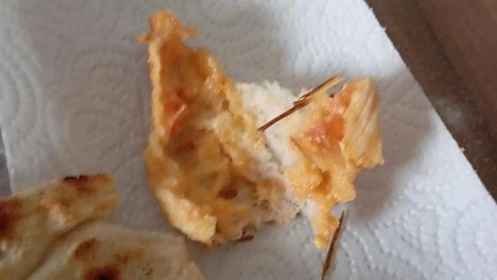 Elazığ'da fırından alınan ekmeğin içinden şaşırtan yabancı cisim