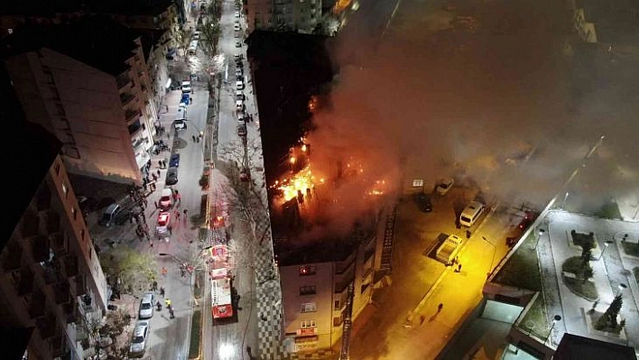 Elazığ'da geceyi gündüze çeviren bina yangını, onlarca insan tahliye edildi