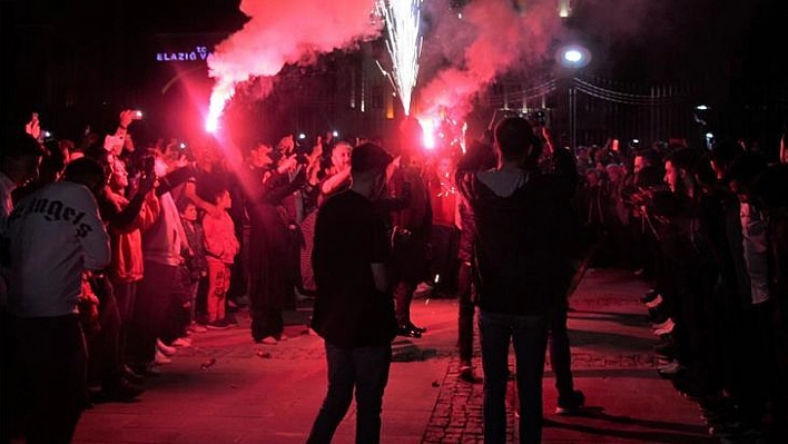 Elazığ'da geleneksel '23. sahur halayı' renkli görüntülere sahne oldu