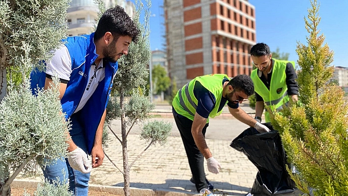 Elazığ'da gençlerden çevre temizliği