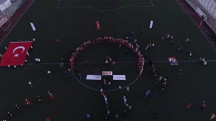 Elazığ'da gençlerden 'Meşaleli Ay Yıldızlı' 19 Mayıs kutlaması