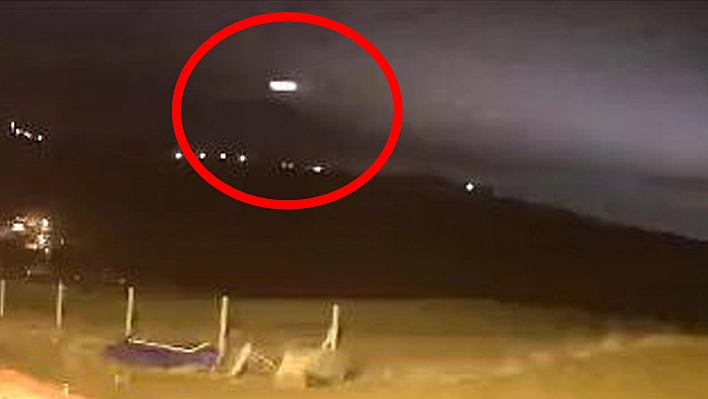 Elazığ'da gökyüzünde  süzülen parlak cisim güvenlik kamerasında