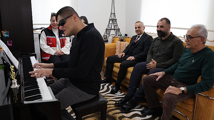 Elazığ'da görme engelli Mehmet Dabakoğlu, konservatuvarı dereceyle tamamladı