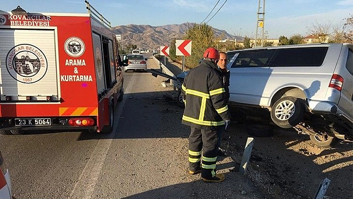 Elazığ'da Hafif Ticari Araç Bariyere Çarptı: 2 Yaralı