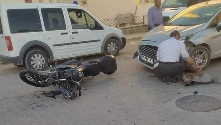 Elazığ'da hafif ticari araç ile motosiklet çarpıştı: 1 yaralı