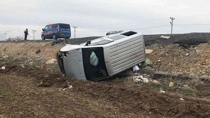 Elazığ'da Hafif Ticari Araç Şarampole Yuvarlandı: 4 Yaralı