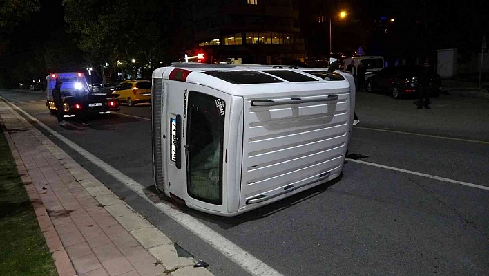 Elazığ'da hafif ticari araç yan yattı: 1 yaralı