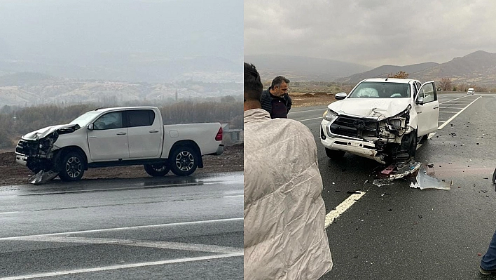 Elazığ'da hafif ticari araçla pikap çarpıştı!