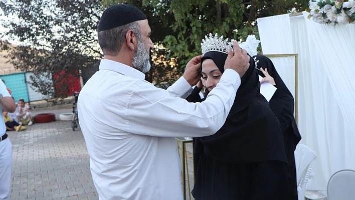 Elazığ'da Hafızlığı Tamamlayan Öğrencelere İcazet ve Taç Takma Töreni Düzenlendi